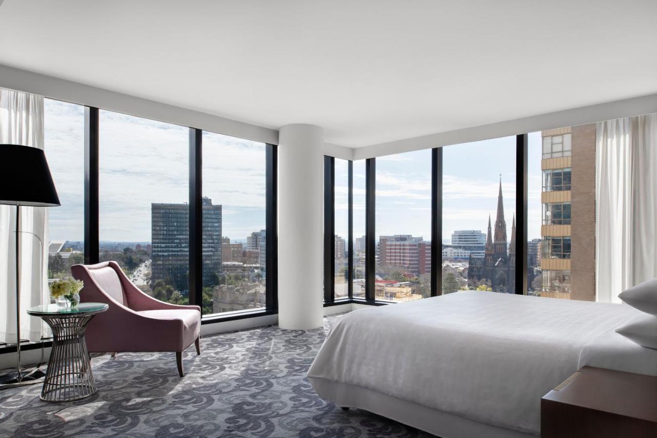 Sheraton Melbourne Hotel Bagian luar foto A bedroom at The Westin