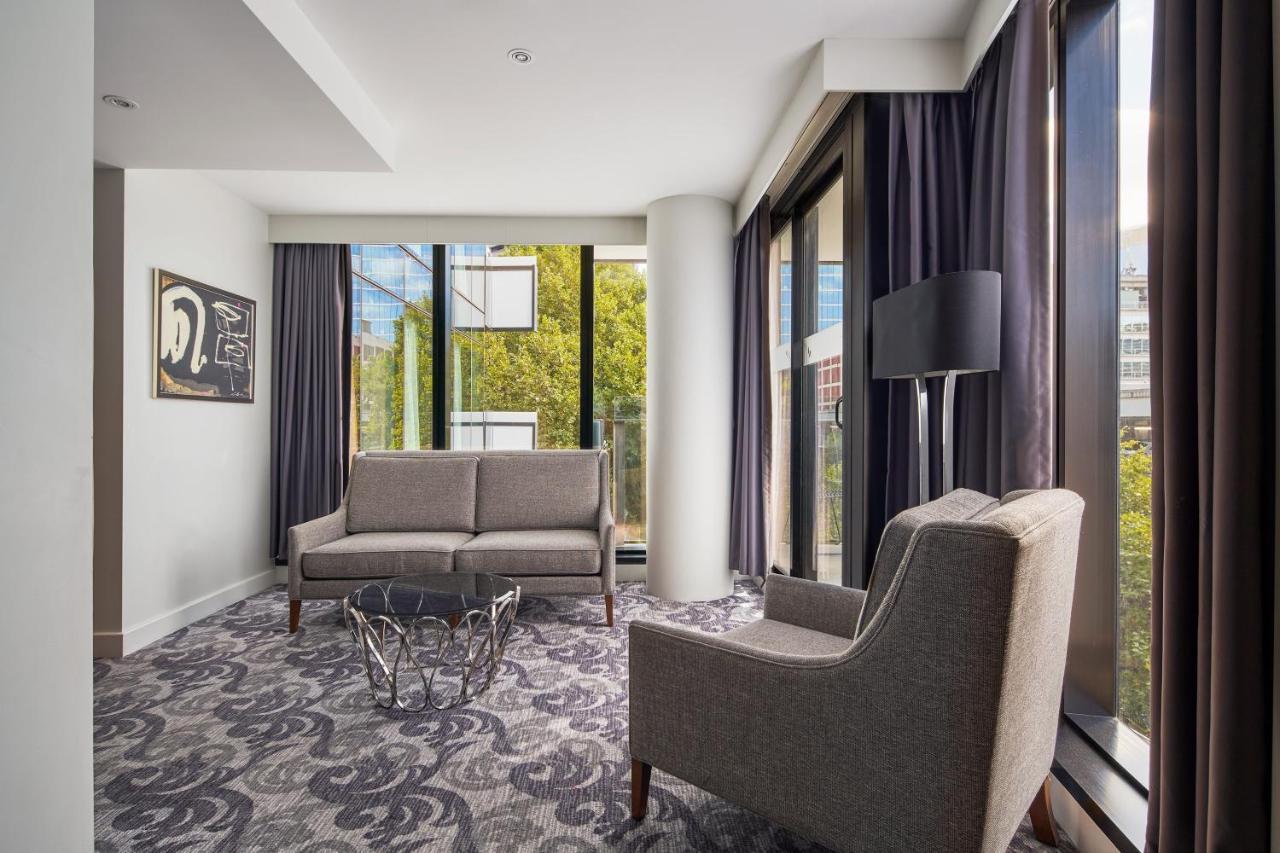 Sheraton Melbourne Hotel Bagian luar foto A suite at the hotel