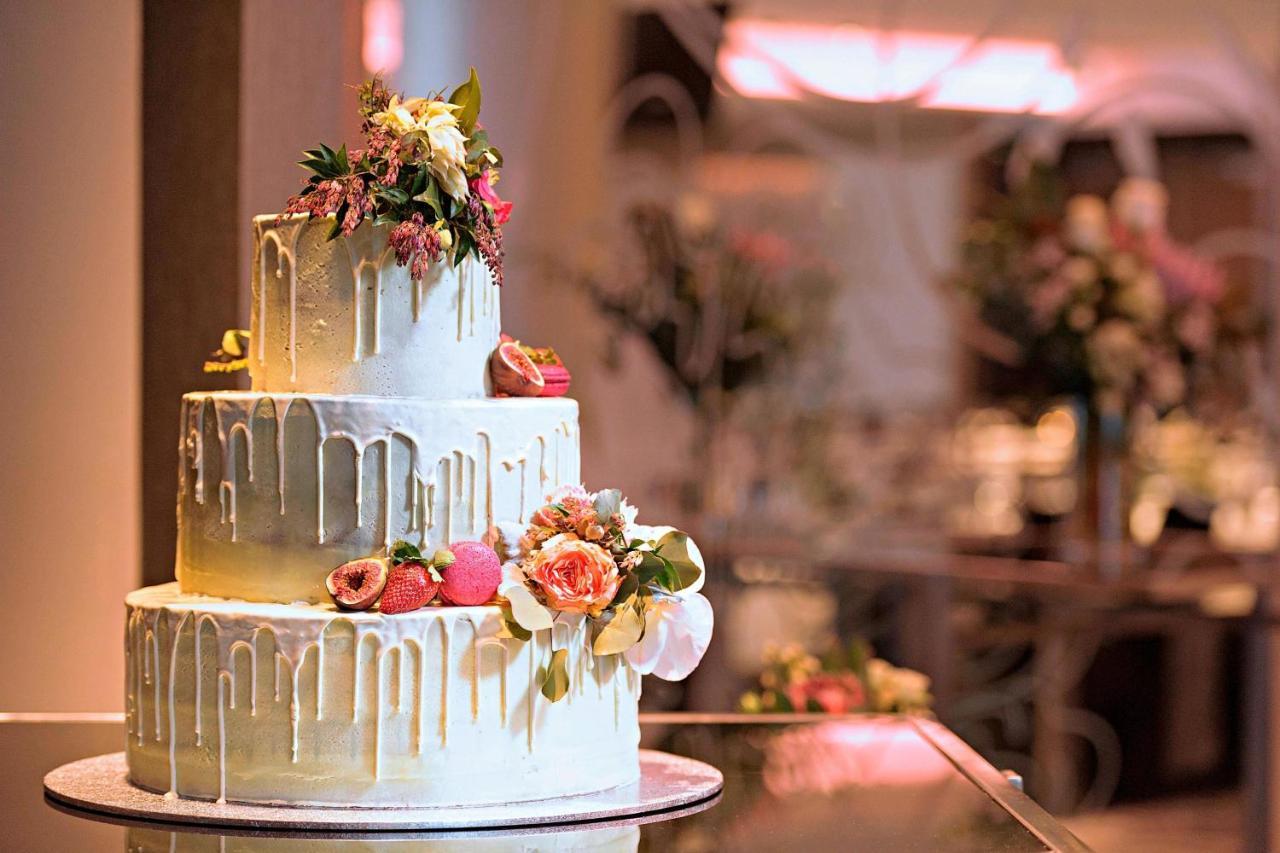 Sheraton Melbourne Hotel Bagian luar foto A wedding cake