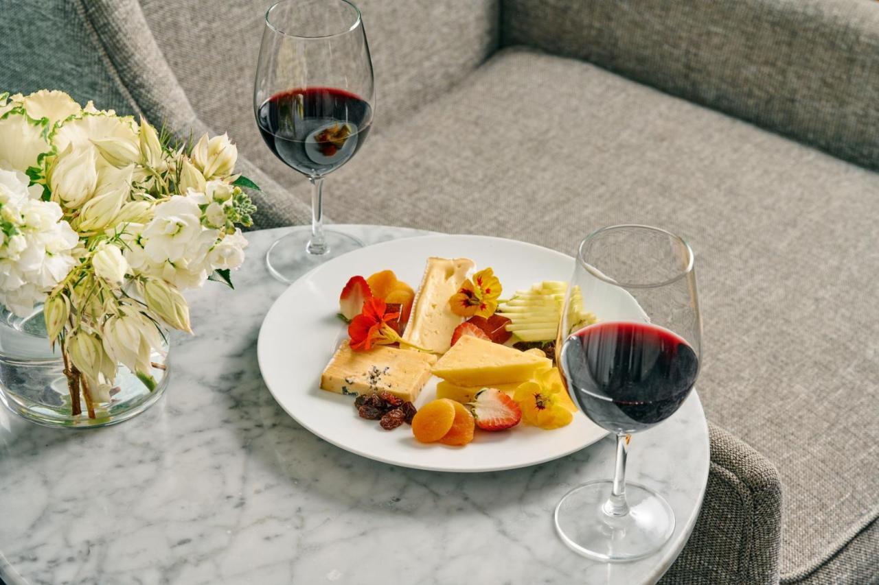 Sheraton Melbourne Hotel Bagian luar foto Cheese and wine