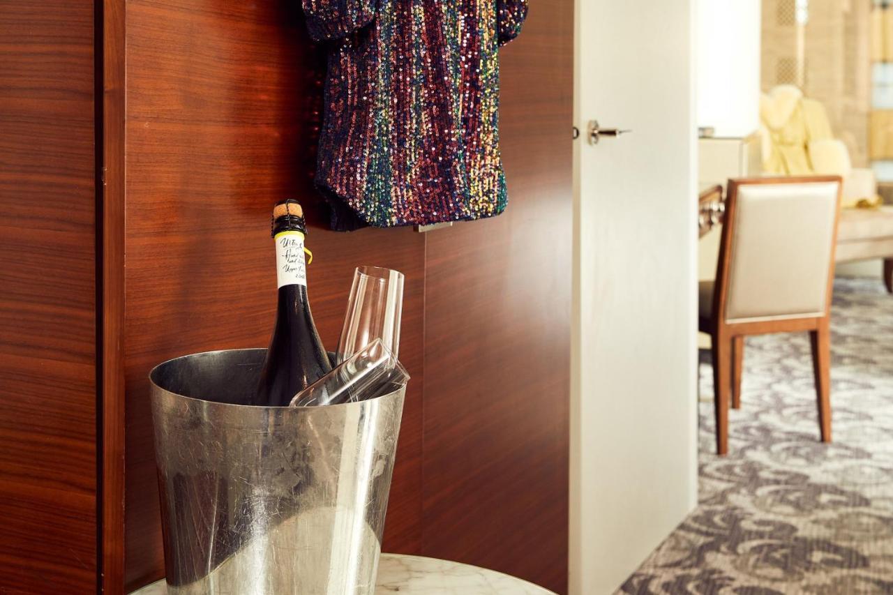 Sheraton Melbourne Hotel Bagian luar foto A champagne bucket