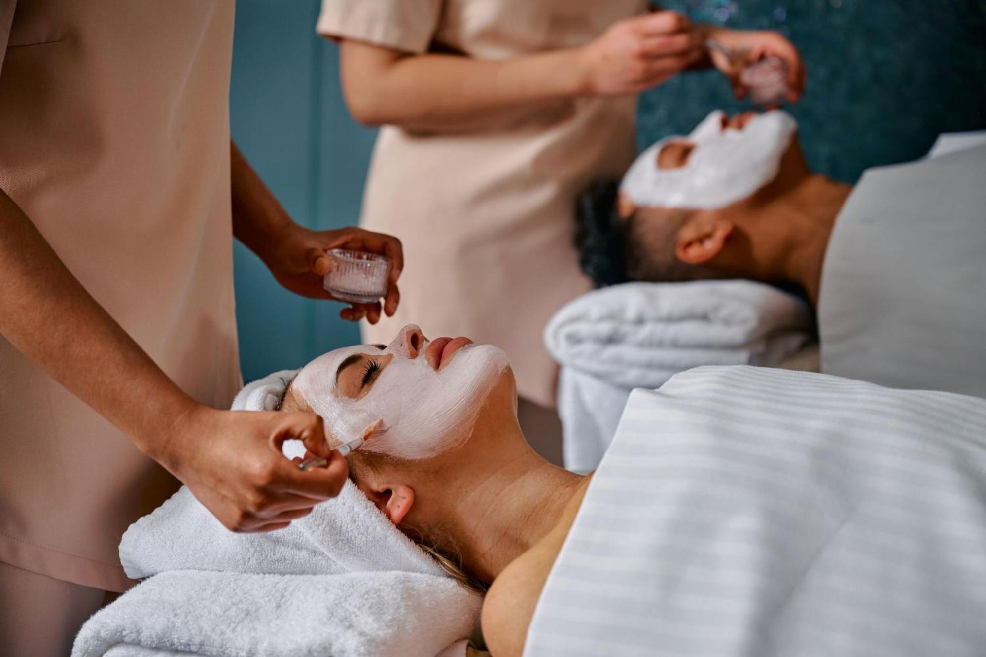 Sheraton Melbourne Hotel Bagian luar foto A facial treatment
