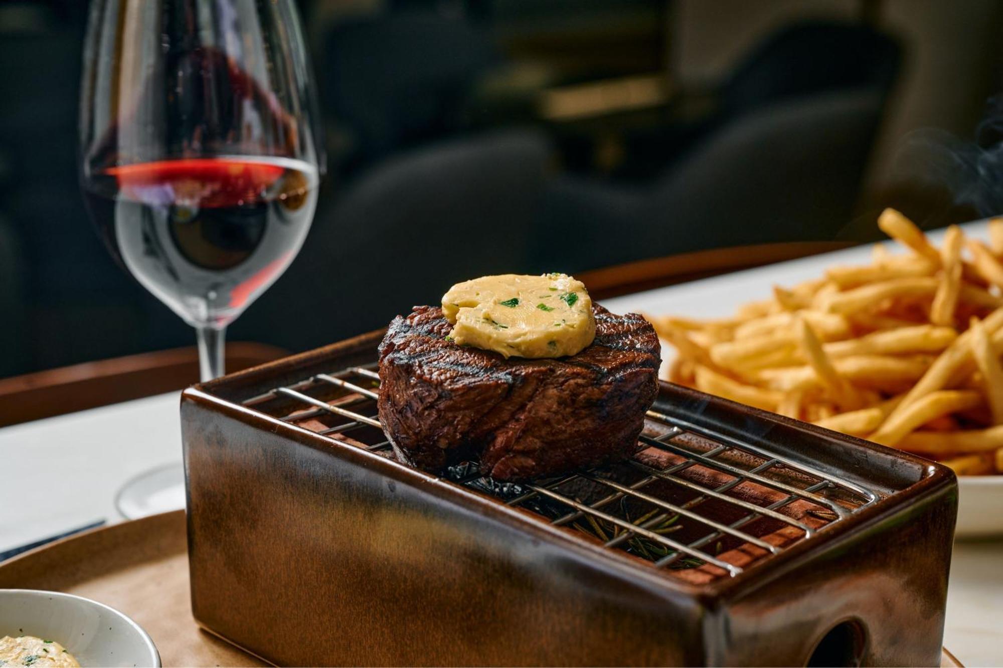 Sheraton Melbourne Hotel Bagian luar foto A steak at the restaurant