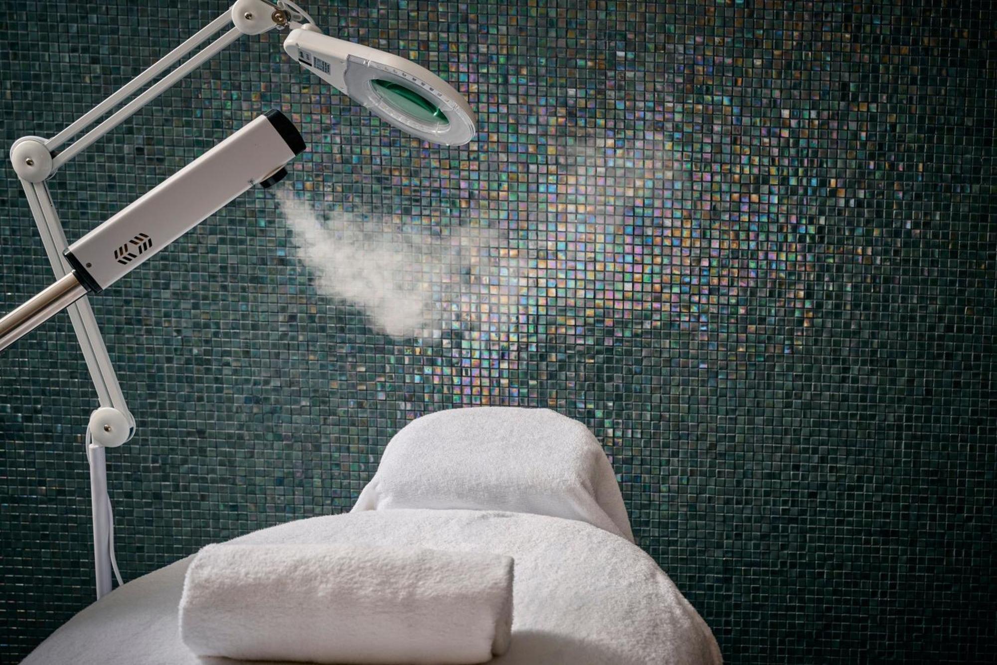 Sheraton Melbourne Hotel Bagian luar foto A steam room