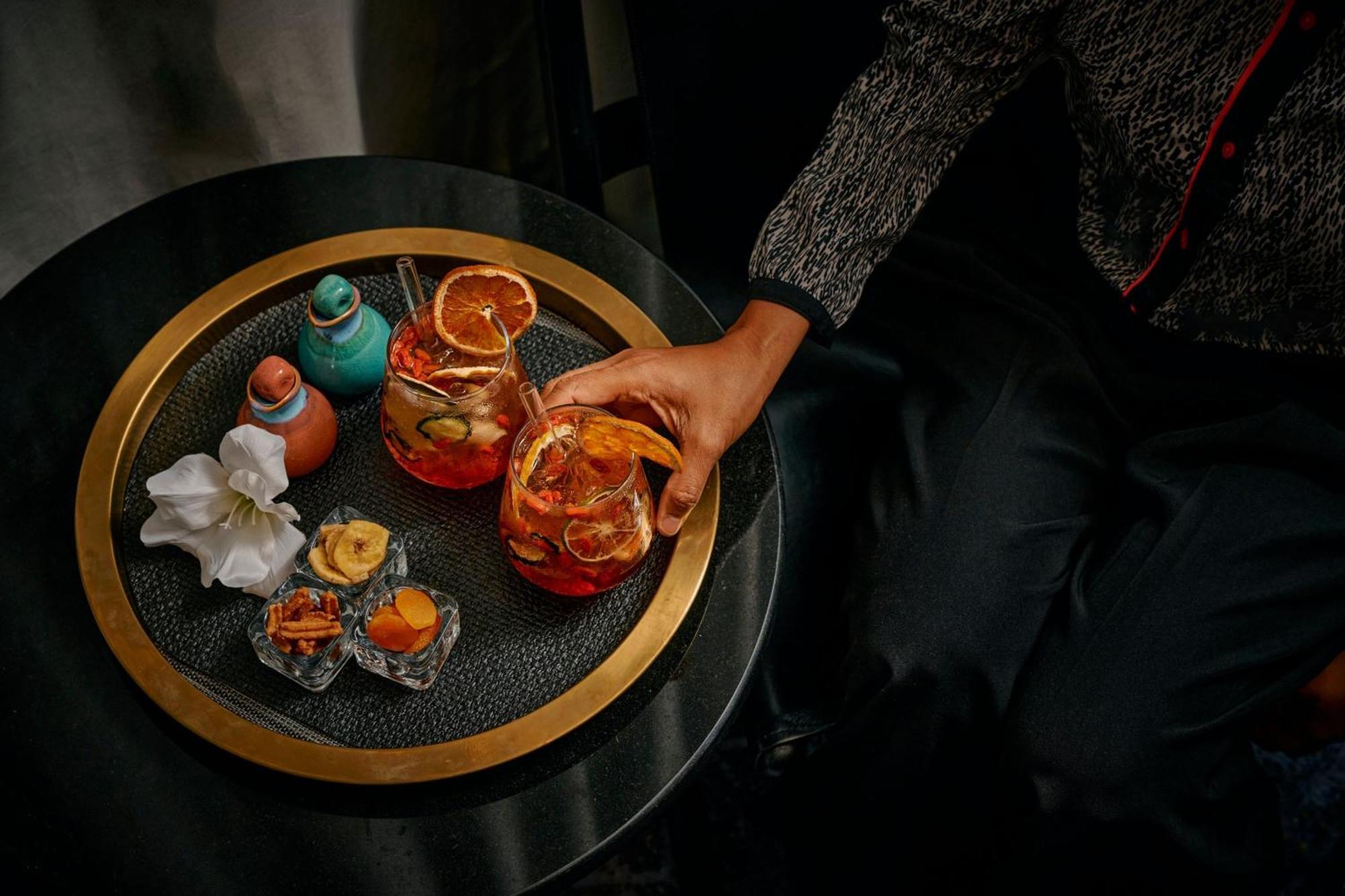 Sheraton Melbourne Hotel Bagian luar foto A tray of cocktails
