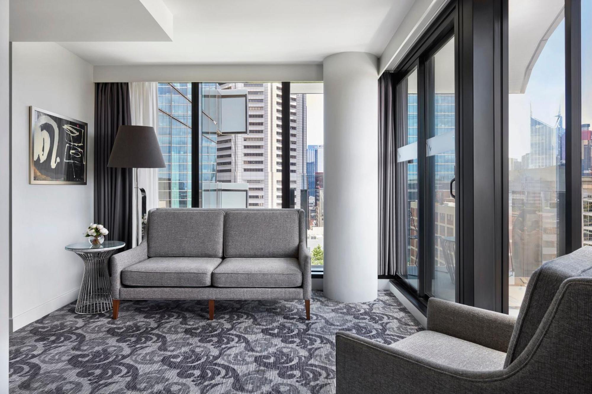 Sheraton Melbourne Hotel Bagian luar foto A living room in a typical apartment