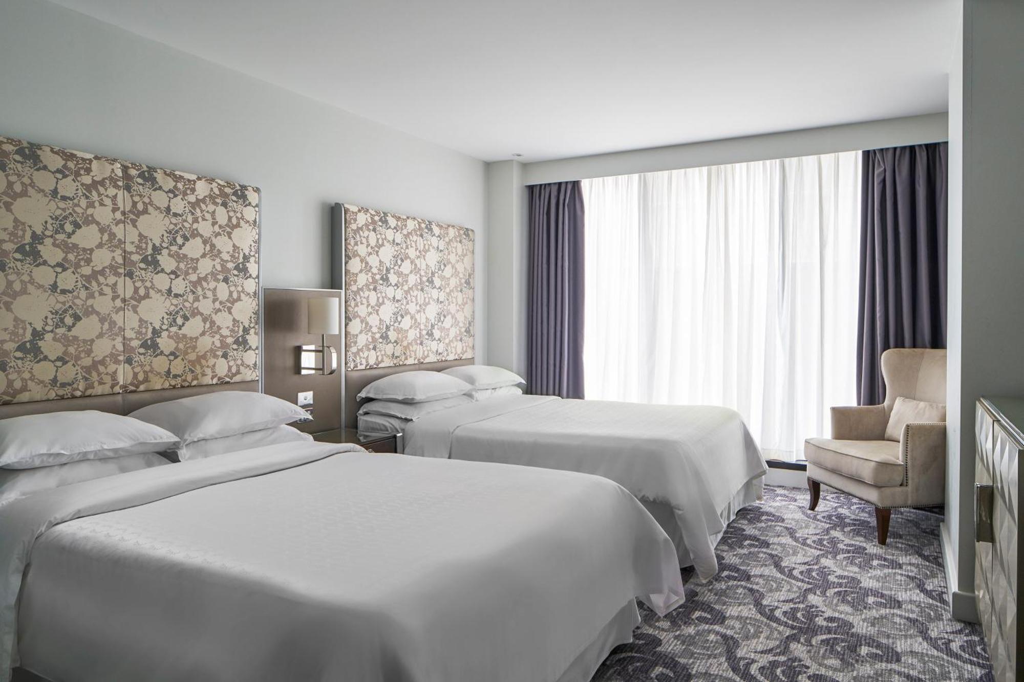 Sheraton Melbourne Hotel Bagian luar foto A guest room at the hotel