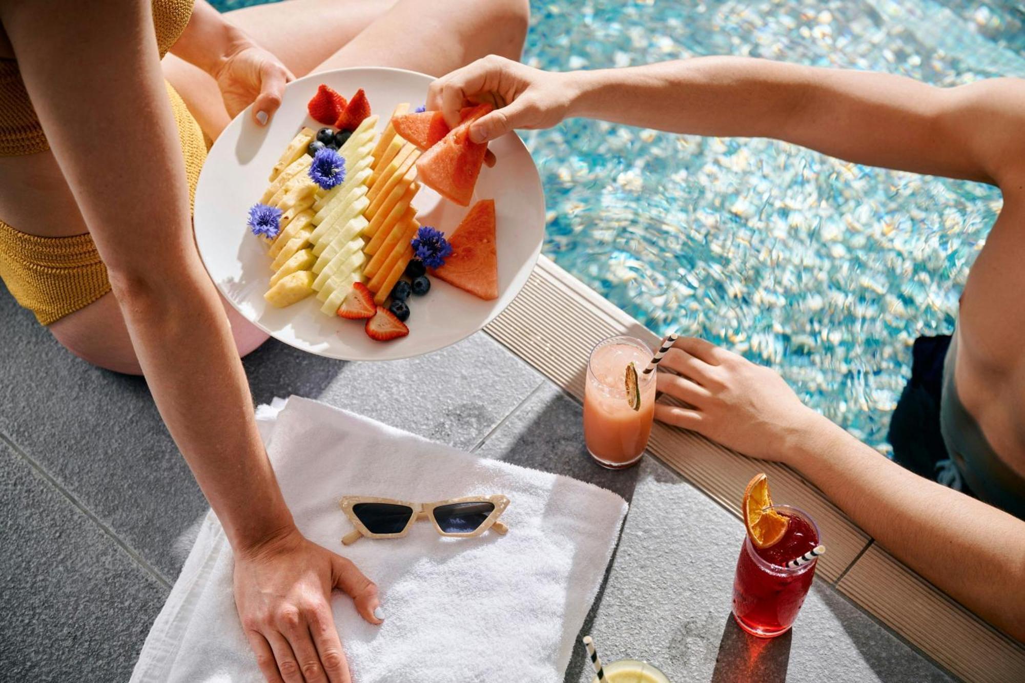 Sheraton Melbourne Hotel Bagian luar foto Poolside service