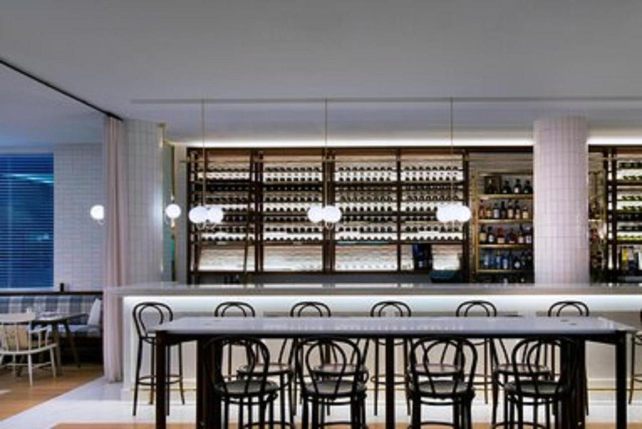Sheraton Melbourne Hotel Bagian luar foto The bar at the restaurant
