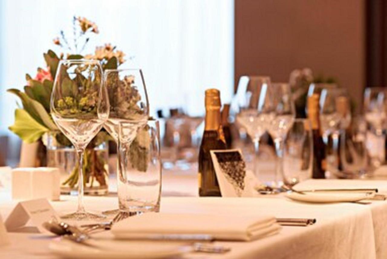 Sheraton Melbourne Hotel Bagian luar foto Wine bottles and glasses